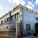 Il teatro Ulisse: interamente costruito in pietra bianca � ornato da colonnine, obl� e infissi lignei